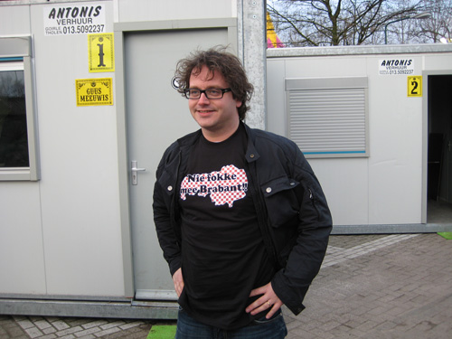 Guus Meeuwis in een Nie Fokke Mee Brabant shirt